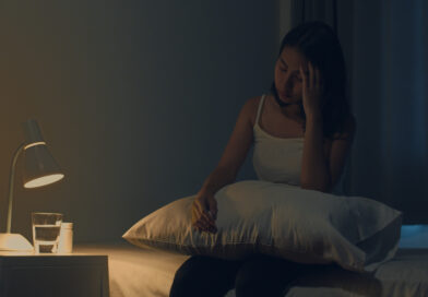 Ilustrasi wanita cemas di tempat tidur – panduan cara mengatasi overthinking sebelum tidur agar pikiran lebih tenang dan tidur nyenyak.