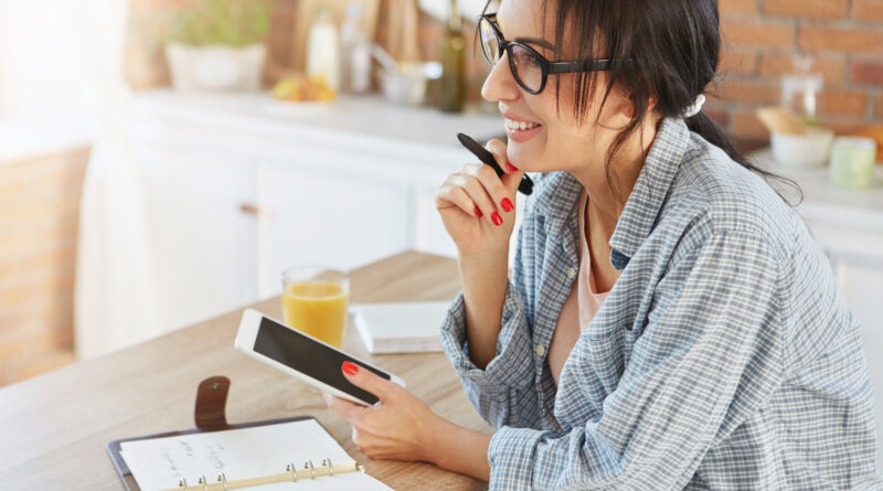 Menerapkan aturan membuat daftar belanja sebelum pergi, salah satu tips belanja minimalis.