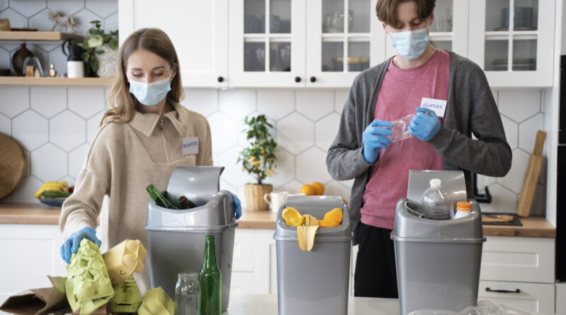 Dapur rapi dengan sayuran segar dan wadah penyimpanan, cara kreatif mengurangi sampah dapur di rumah.