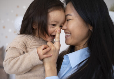 Regulasi emosi ibu : Ibu memeluk anaknya setelah pulang kantor, mengelola parenting stres.