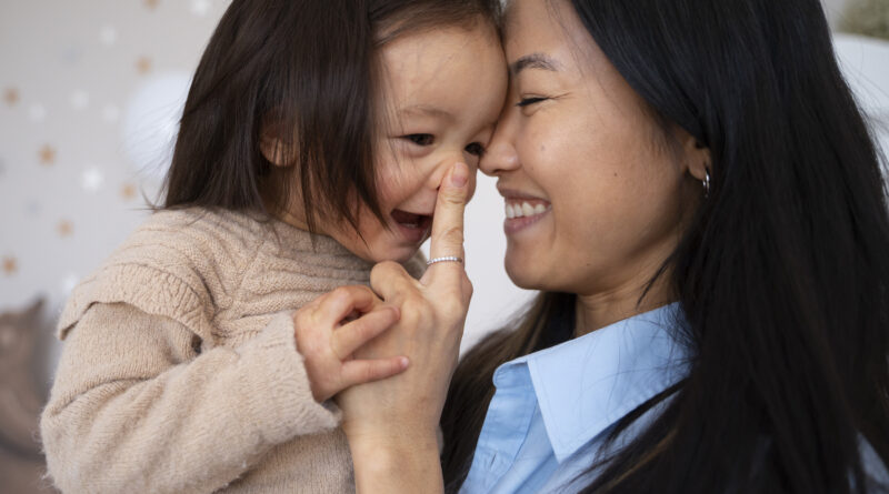 Regulasi emosi ibu : Ibu memeluk anaknya setelah pulang kantor, mengelola parenting stres.