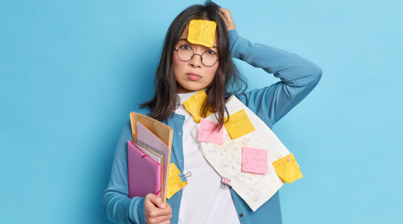 Ilustrasi visual seorang individu yang terlihat tenggelam dalam pikiran setelah interaksi sosial, menggambarkan overthinking setelah bicara dengan orang lain dengan ekspresi cemas dan pikiran yang berulang.