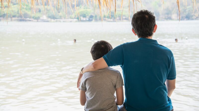 Ayah menjadi teladan dengan mengajarkan anak nilai tanggung jawab dan kejujuran melalui keterlibatan ayah dalam pengasuhan.