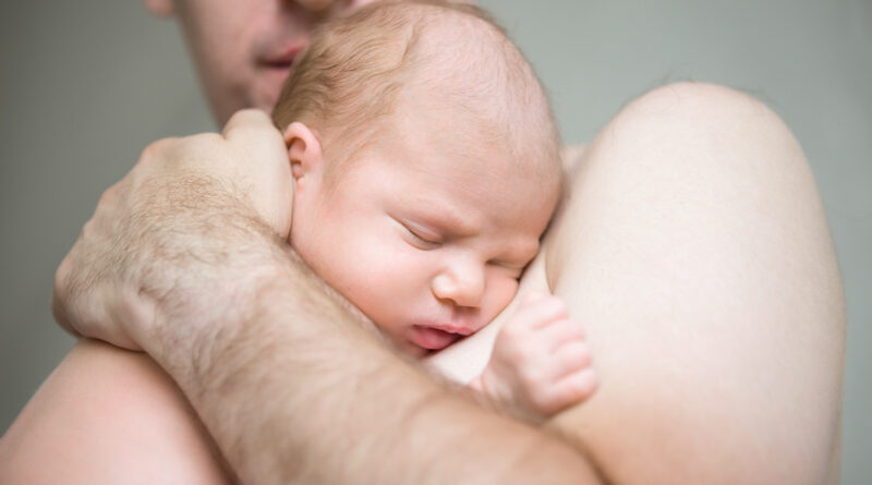 Kontak kulit ke kulit dalam perawatan metode kanguru membantu stabilisasi suhu dan pernapasan bayi