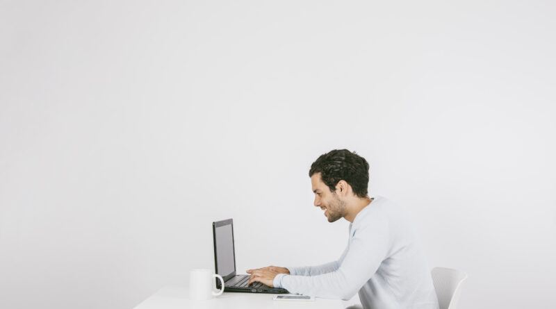 ilustrasi posisi duduk yang benar untuk menghindari pegal pada leher dan punggung.