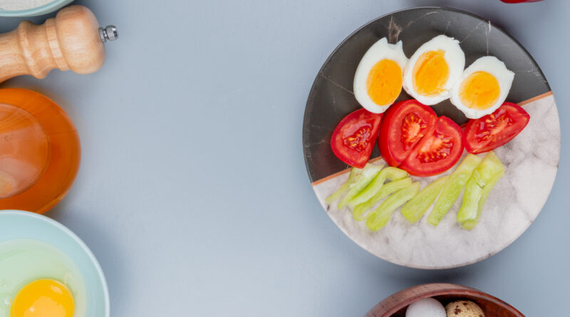 Telur rebus dan sayur, contoh sarapan sehat cepat dan praktis untuk pagi yang sibuknya.