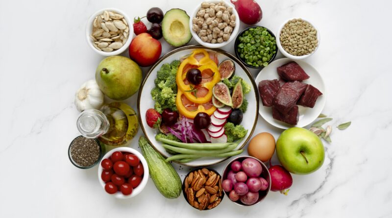 Pola makan seimbang untuk nutrisi ibu menyusui yang terdiri dari porsi lengkap karbohidrat, protein, sayuran, dan buah-buahan, sesuai panduan Isi Piringku.