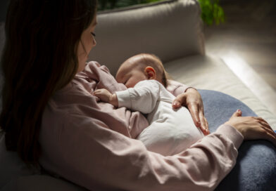 Ibu menyusui bayi di malam hari (nocturnal feeding) untuk memastikan frekuensi dan durasi menyusui tercukupi dan menjaga kadar Prolaktin tetap tinggi.