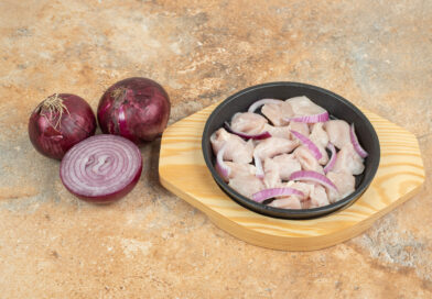 Bawang merah untuk demam anak yang sudah dihaluskan dicampur dengan minyak kayu putih di mangkuk, siap dibalurkan.