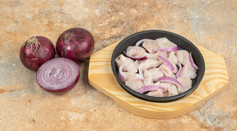 Bawang merah untuk demam anak yang sudah dihaluskan dicampur dengan minyak kayu putih di mangkuk, siap dibalurkan.